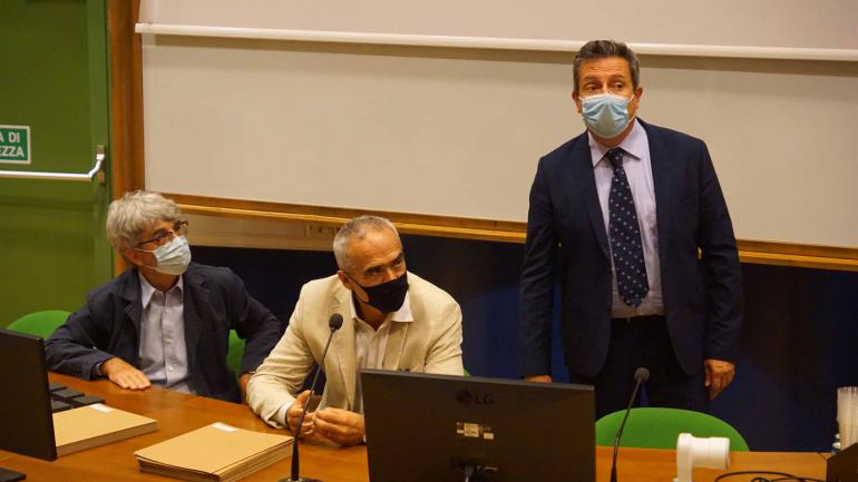 I conduttori della serata, Direttori dei Dipartimenti MAPS, Alessandro Zotti e BCA, Bruno Cozzi; il Magnifico Rettore uscente, il Prof. Rosario Rizzuto
