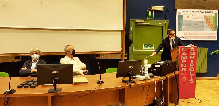 Il direttore del Dipartimento MAPS, Alessandro Zotti, il direttore di BCA, Bruno Cozzi e il Magnifico Rettore uscente, il Prof. Rosario Rizzuto